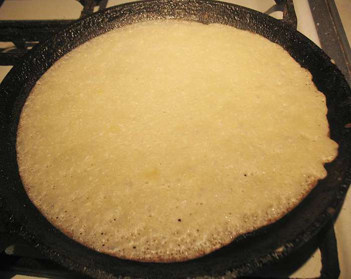 Блины с кокосовой стружкой и клубничным соусом