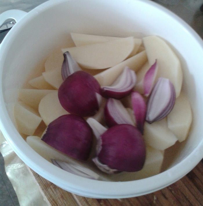 Картофель, запеченный с красным луком и фаршированными грибами