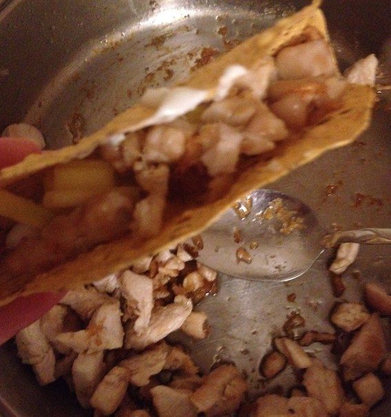 Кусочки курицы в индийской лепешке с манго и лаймовой заправкой