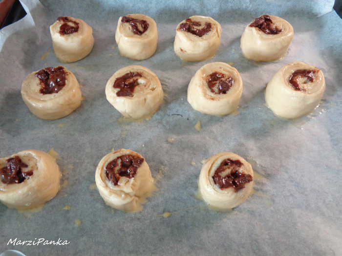 Булочки-улитки с изюмом и корицей