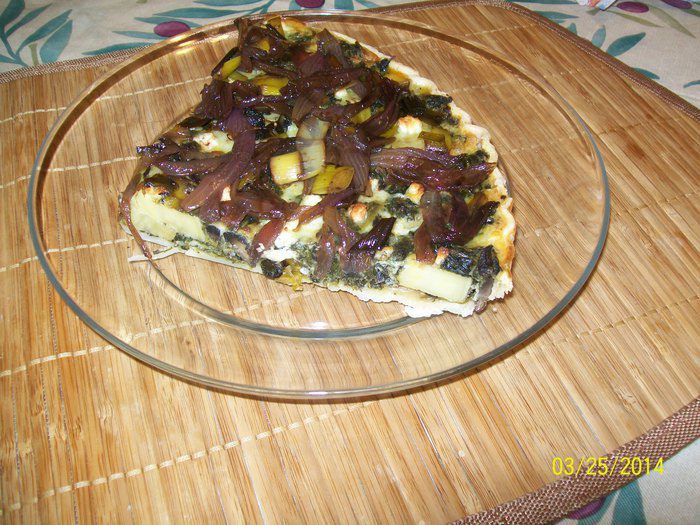 Киш со сладким картофелем, капустой кале и грибами Порсини под карамелизованным луком