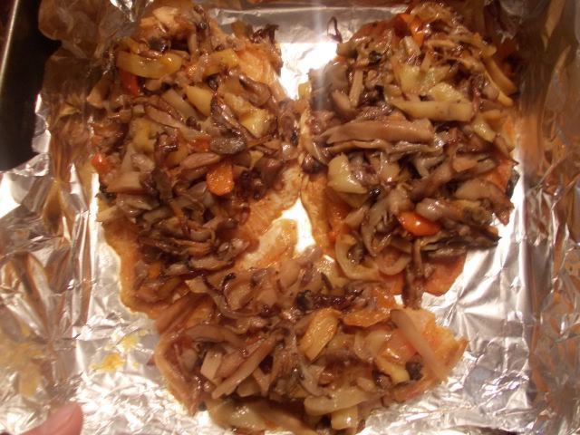 Филе морского окуня в шубке из грибов, сыра и сладкого перца