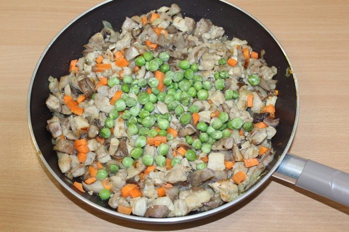 Сочный пирог с курицей, грибами и зеленым горошком