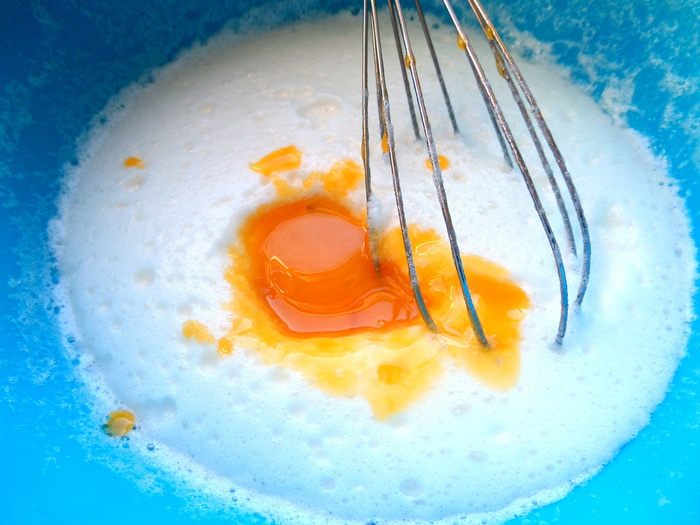 Шарлотка с ананасом и хурмой