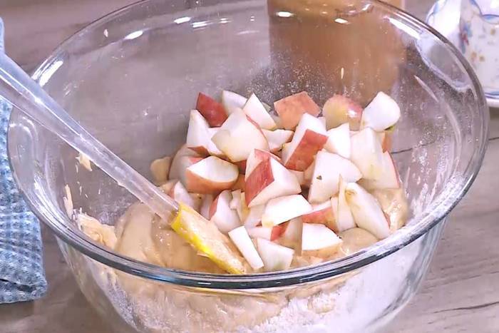 Кекс на арахисовом масле с яблоком и шоколадом