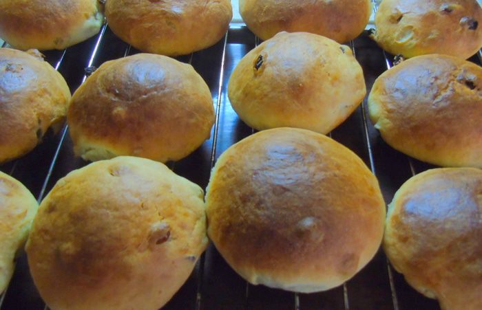 Сдобные булочки с изюмом в глазури 