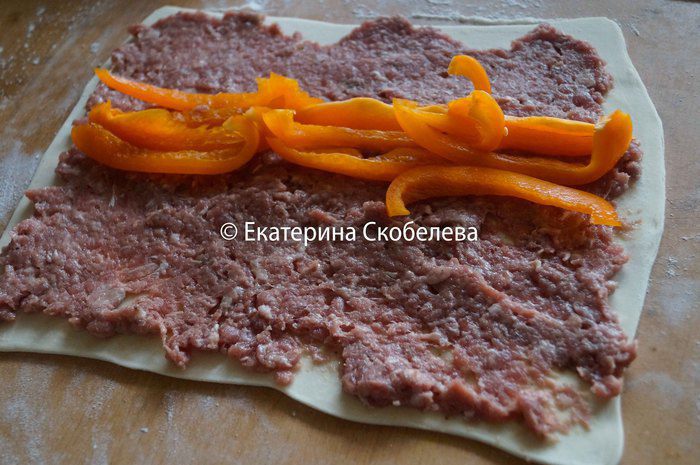 Рулет из слоеного теста с фаршем и болгарским перцем