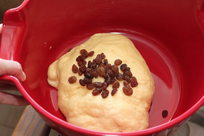 Сладкий хлеб с изюмом