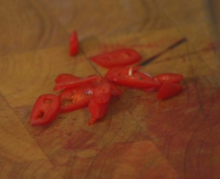 Томатный суп с чечевицей, свеклой и шпинатом