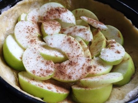 Песочный пирог с яблоками и заварным кремом