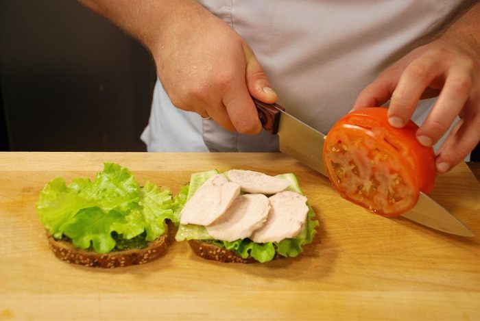Сэндвич с отварным куриным филе и овощами