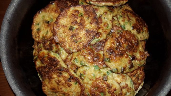 Мясные оладьи с зеленым луком