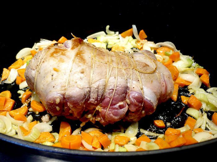 Бедрышко ягненка, фаршированное барбарисом и черносливом