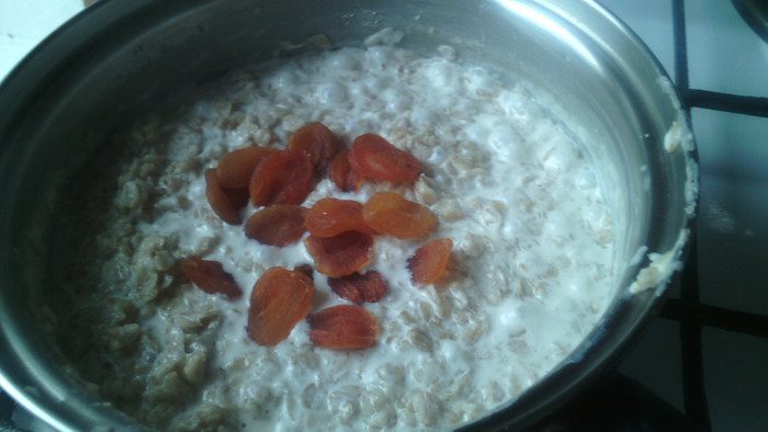 Овсяная каша с курагой
