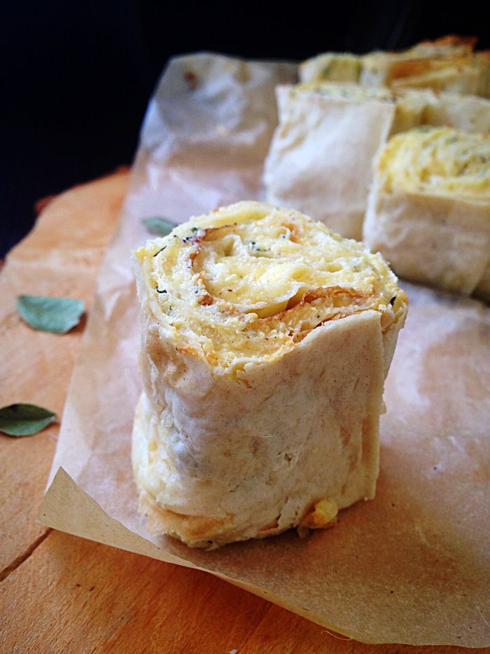 Слоеный пирог из лаваша с творогом, сыром и зеленью