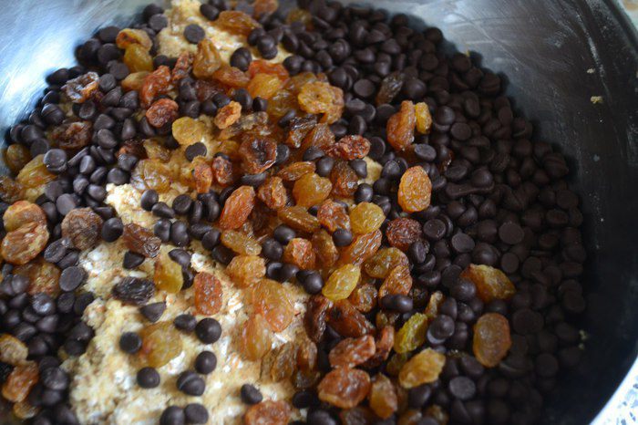 Овсяное печенье с изюмом и кусочками шоколада