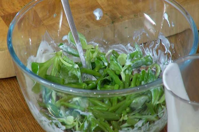Салат с рыбой, фасолью и кефирной заправкой