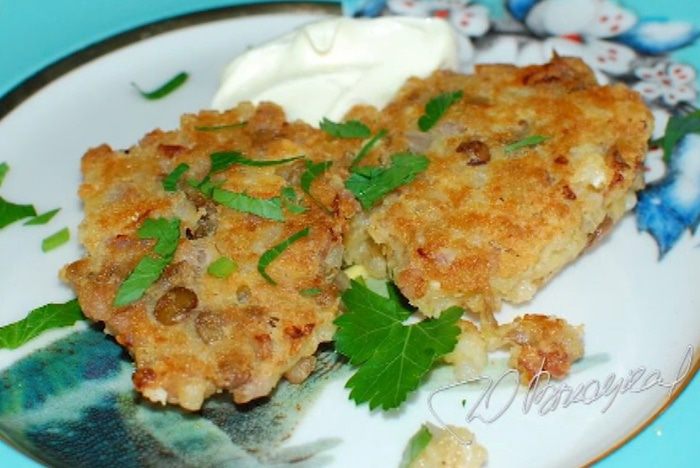 Биточки из риса, перловки и чечевицы 