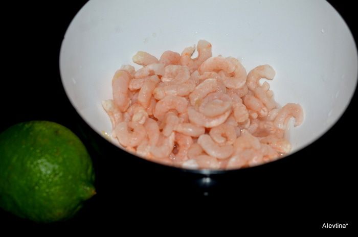 Салат с креветками и  кукурузой 