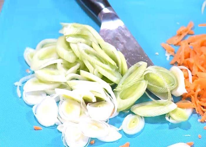 Капустные оладьи с морковью и луком-пореем 