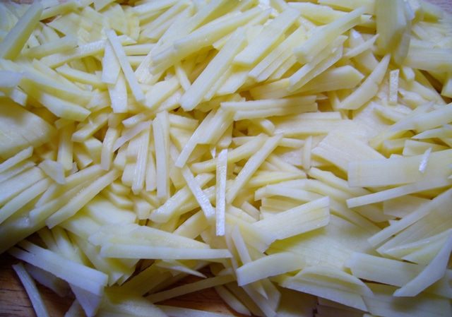 Картофельные мини-кугели с кальмарами и маринованным луком