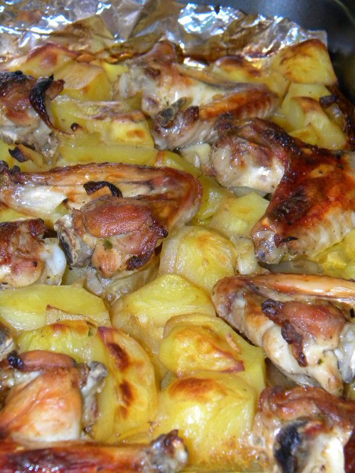 Ароматные крылышки с картошкой