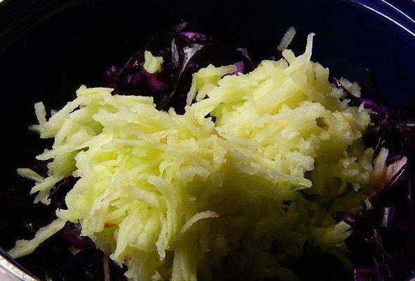 Маринованная капуста с яблоками и кедровыми орехами