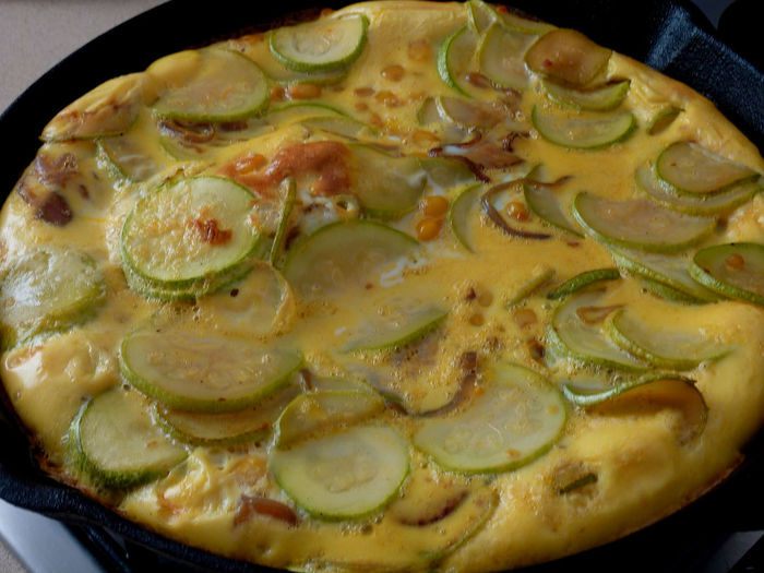 Фриттата с кабачком и кукурузой 