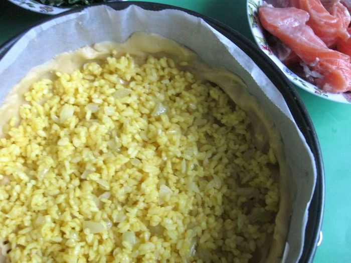 Пирог с лососем, рисом и песто