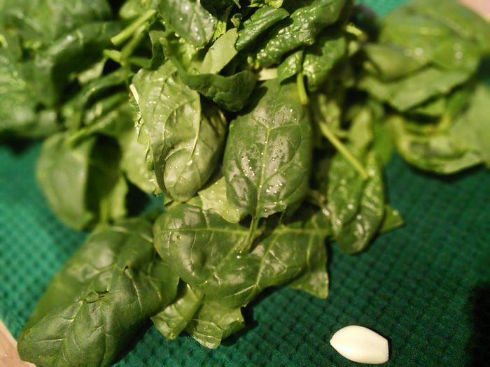 Рулет с фетой и шпинатом по-критски 