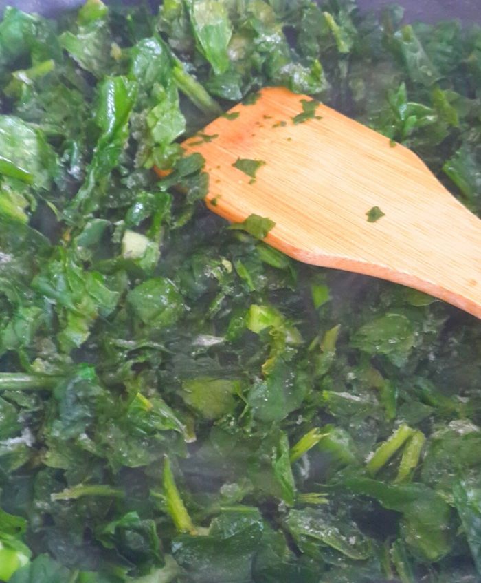 Салат с сыром и зеленым соусом