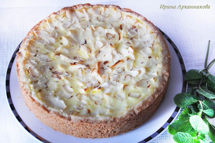 Яблочный тарт с миндальными лепестками