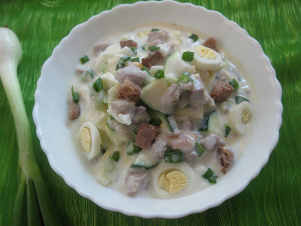 Окрошка на кефире с овощами, перепелиными яйцами и мясом