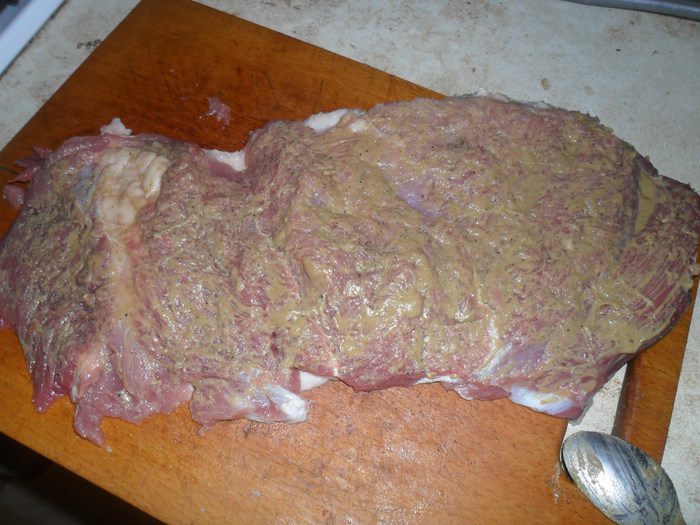 Рулет свиной с орехами и шпинатом