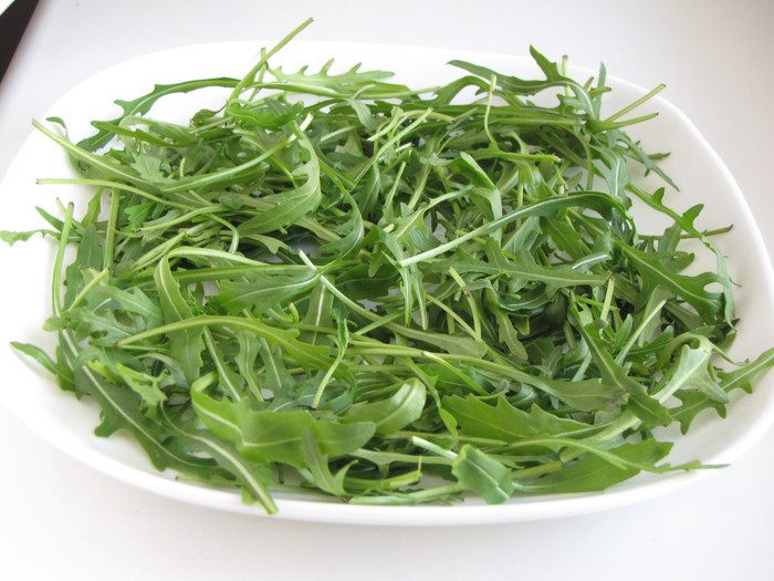 Салат с авокадо и черным виноградом