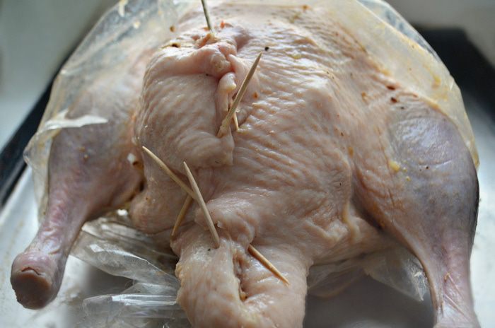 Утка, фаршированная яблоками и квашеной капустой 