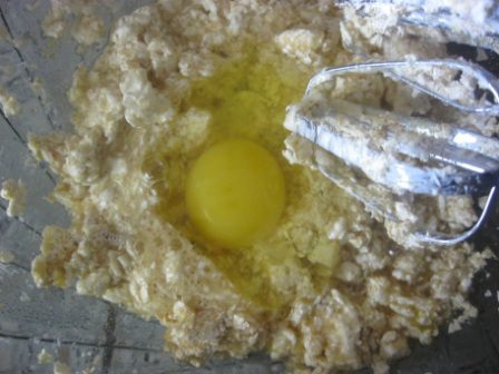 Кекс с черной смородиной и душицей