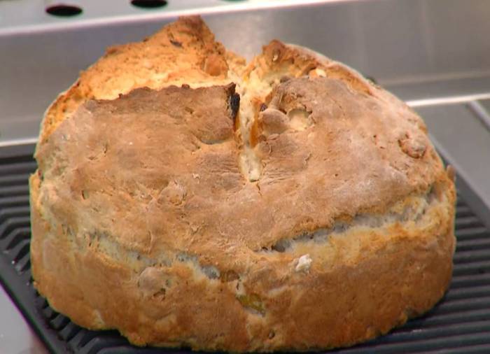 Домашний хлеб с курагой, орехами и зеленым маслом 