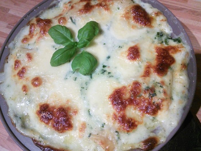 Паккери (Paccheri), фаршированные под соусом бешамель со шпинатом 