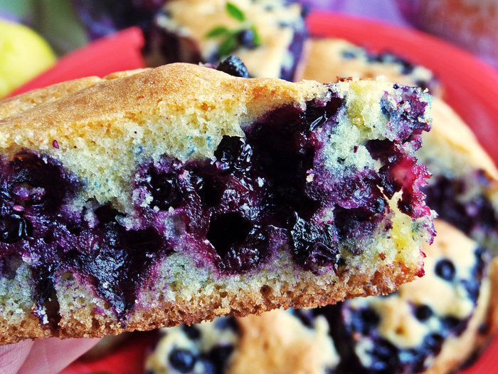 Пирог бисквитный с черникой