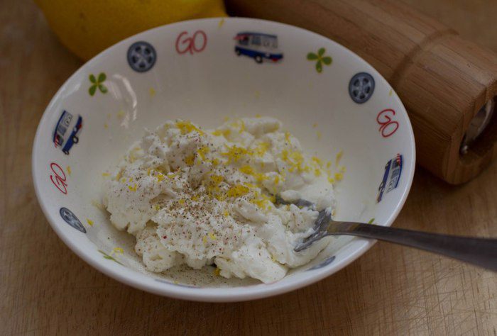 Слоеный пирог с творожным сыром и цукини