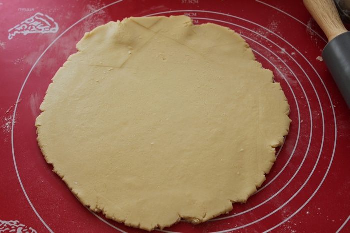 Тарт с миндалем и яблоками