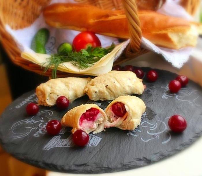 Куриные рулетики с моцареллой и вишней