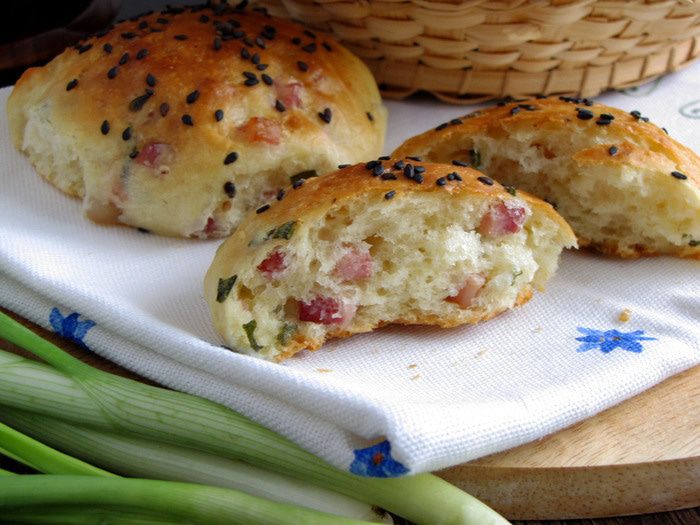 Булочки с зеленым луком и ветчиной