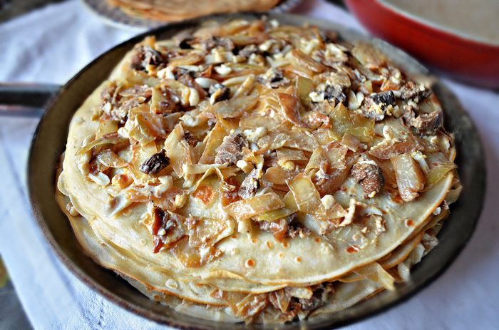 Закусочный блинный пирог с грибами и капустой