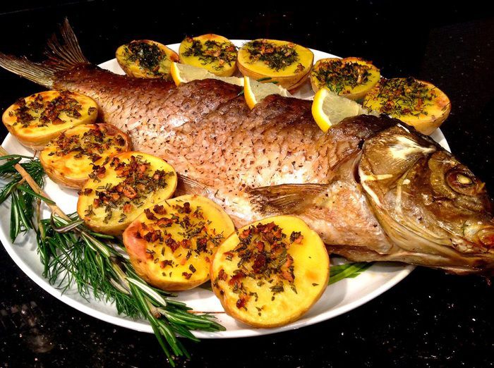 Запеченный карп с ароматным картофелем