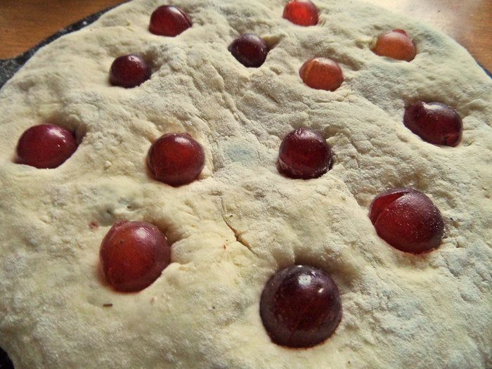 Осенняя фокачча с виноградом и сыром