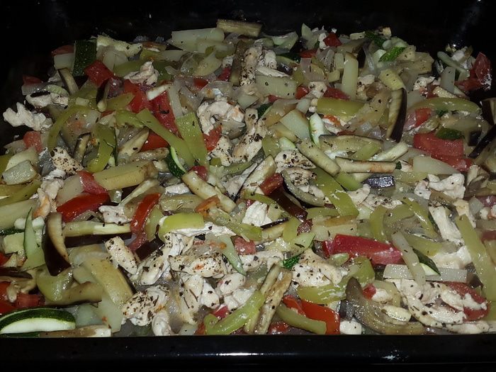 Молодые овощи, запеченные с куриным филе
