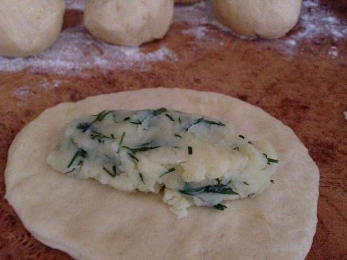 Пирожки с картошкой и зеленью на кефире (бездрожжевые)