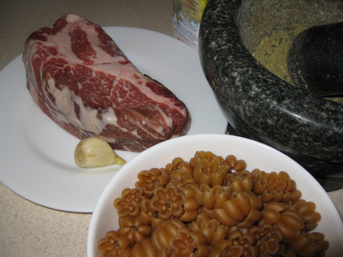 Ржаные макаронцы со свининой и сливками 